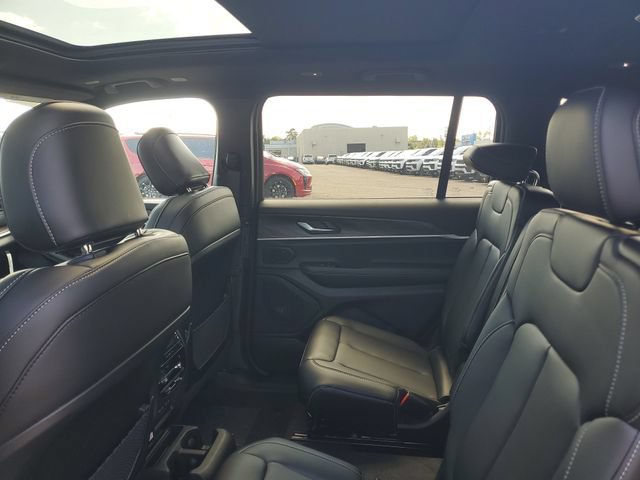New 2026 Jeep Grand Cherokee L Limited w/ Limited Altitude Package AWD/4WD image 10
