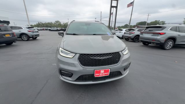 Used 2021 Chrysler Pacifica Touring-L w/ Uconnect Theater Family Group AWD/4WD image 3