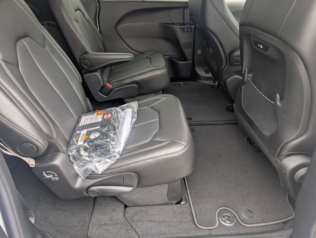 New 2027 Chrysler Pacifica Select FWD image 28