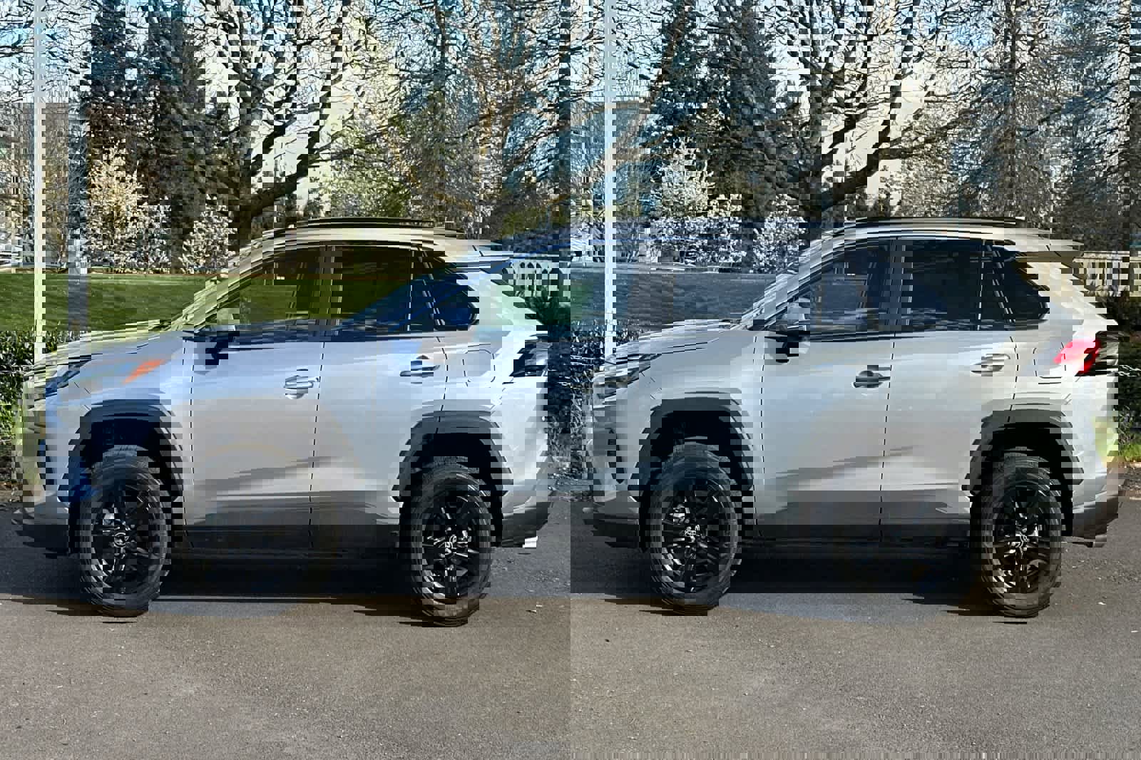 Used 2025 Toyota RAV4 XLE w/ Convenience Package image 5