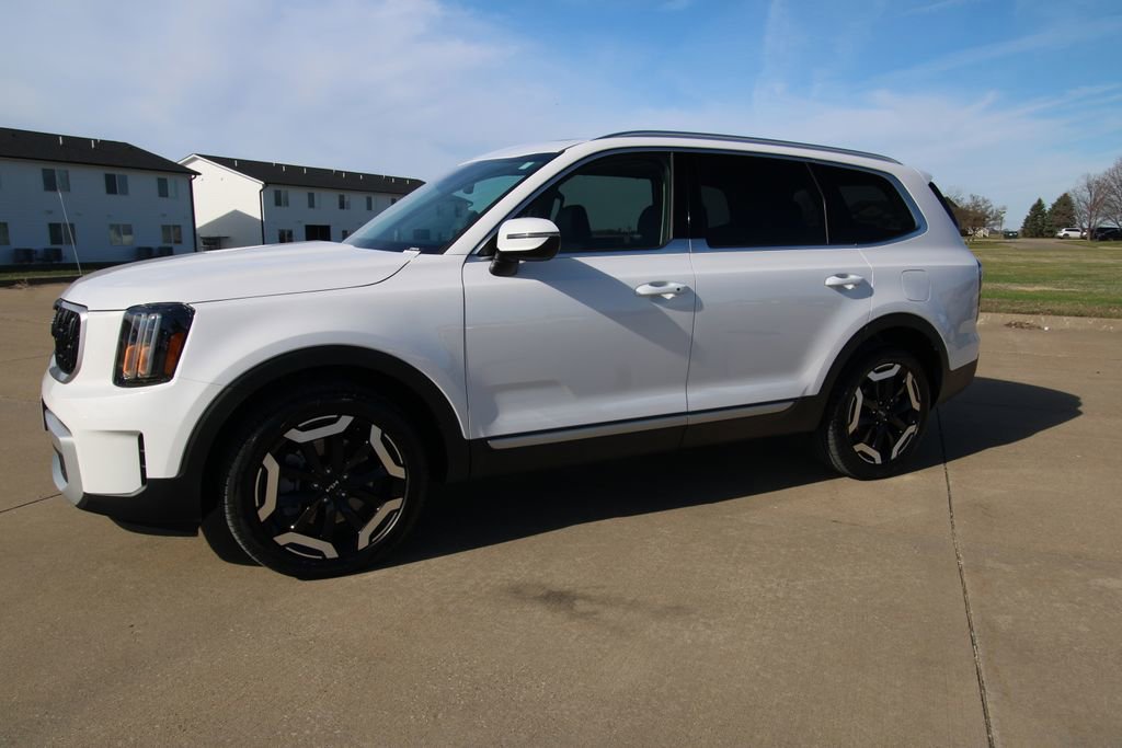 Used 2024 Kia Telluride EX w/ EX Captain's Chair Package image 19