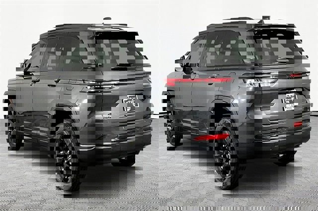 New 2025 Jeep Grand Cherokee Laredo image 4