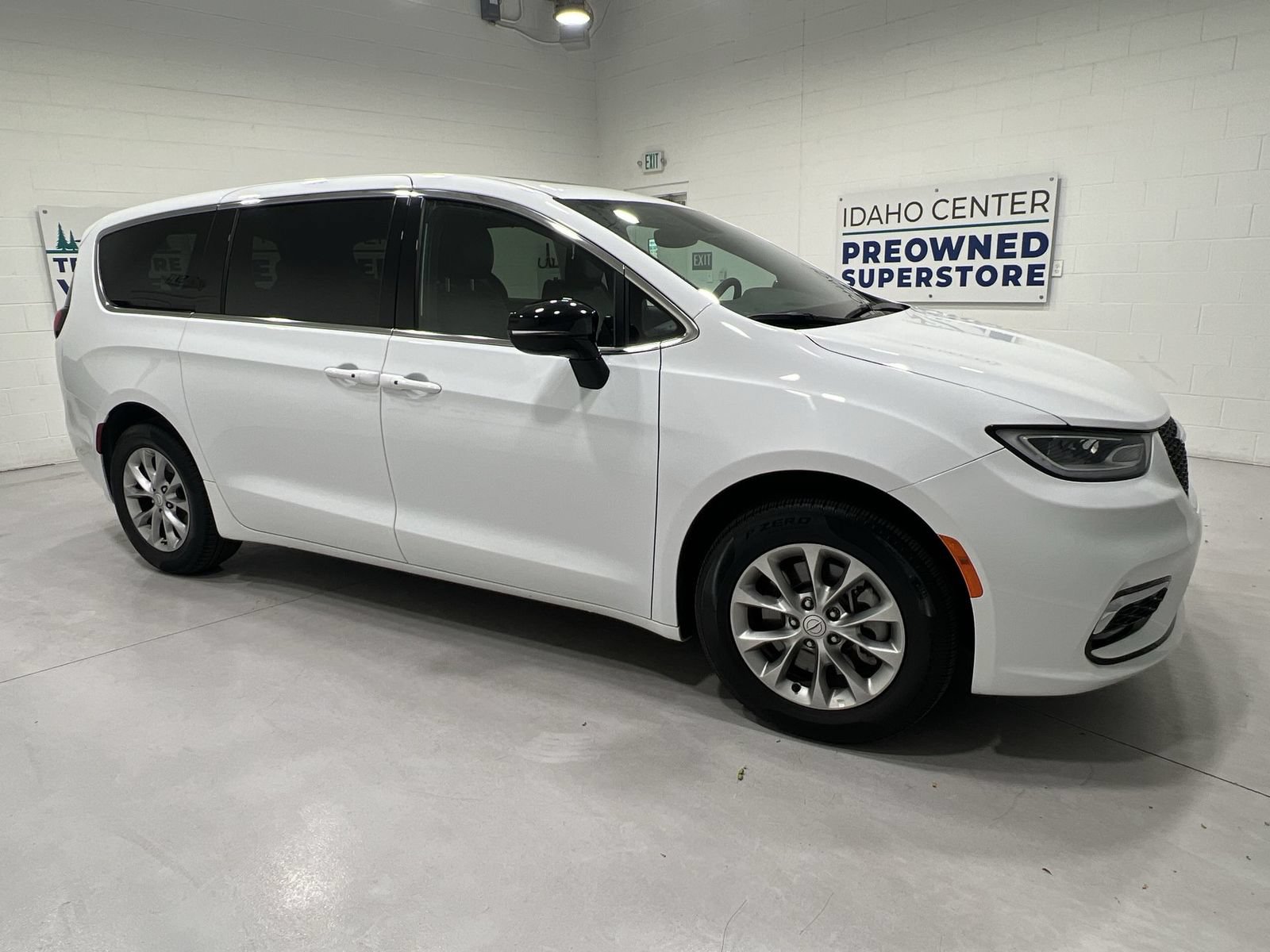 Used 2026 Chrysler Pacifica Limited AWD/4WD image 2