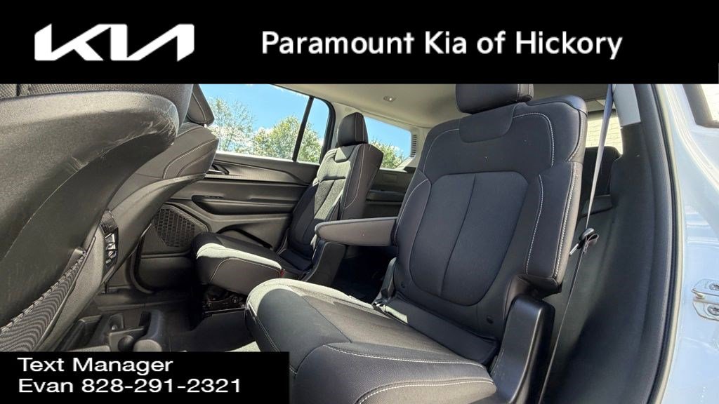 Used 2023 Jeep Grand Cherokee L Laredo image 13