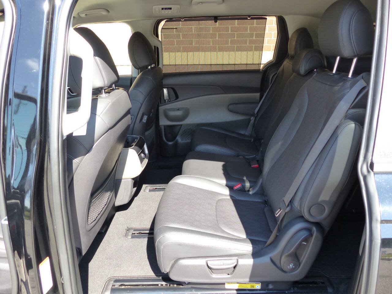 Used 2025 Kia Carnival EX FWD image 45