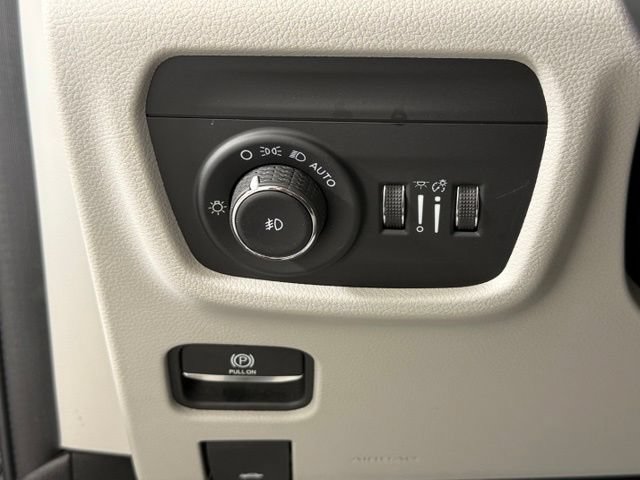 Used 2022 Jeep Grand Cherokee L Overland w/ Luxury Tech Group IV AWD/4WD image 45