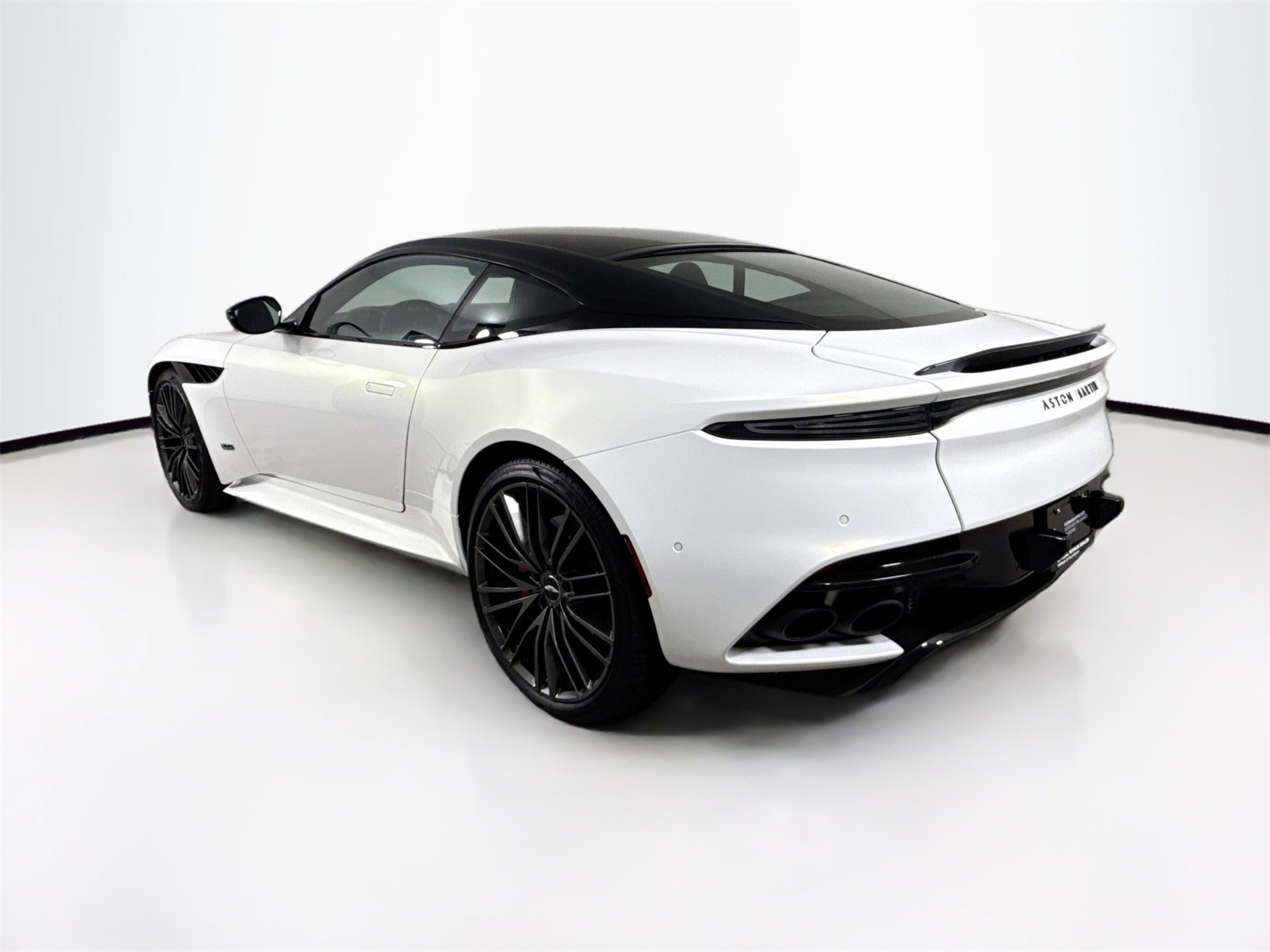 Used 2023 Aston Martin DBS Coupe image 5