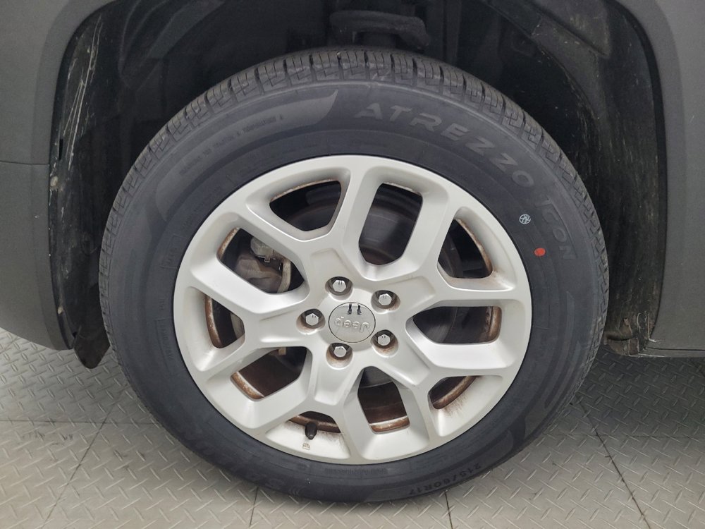 Used 2017 Jeep Renegade Latitude FWD image 31