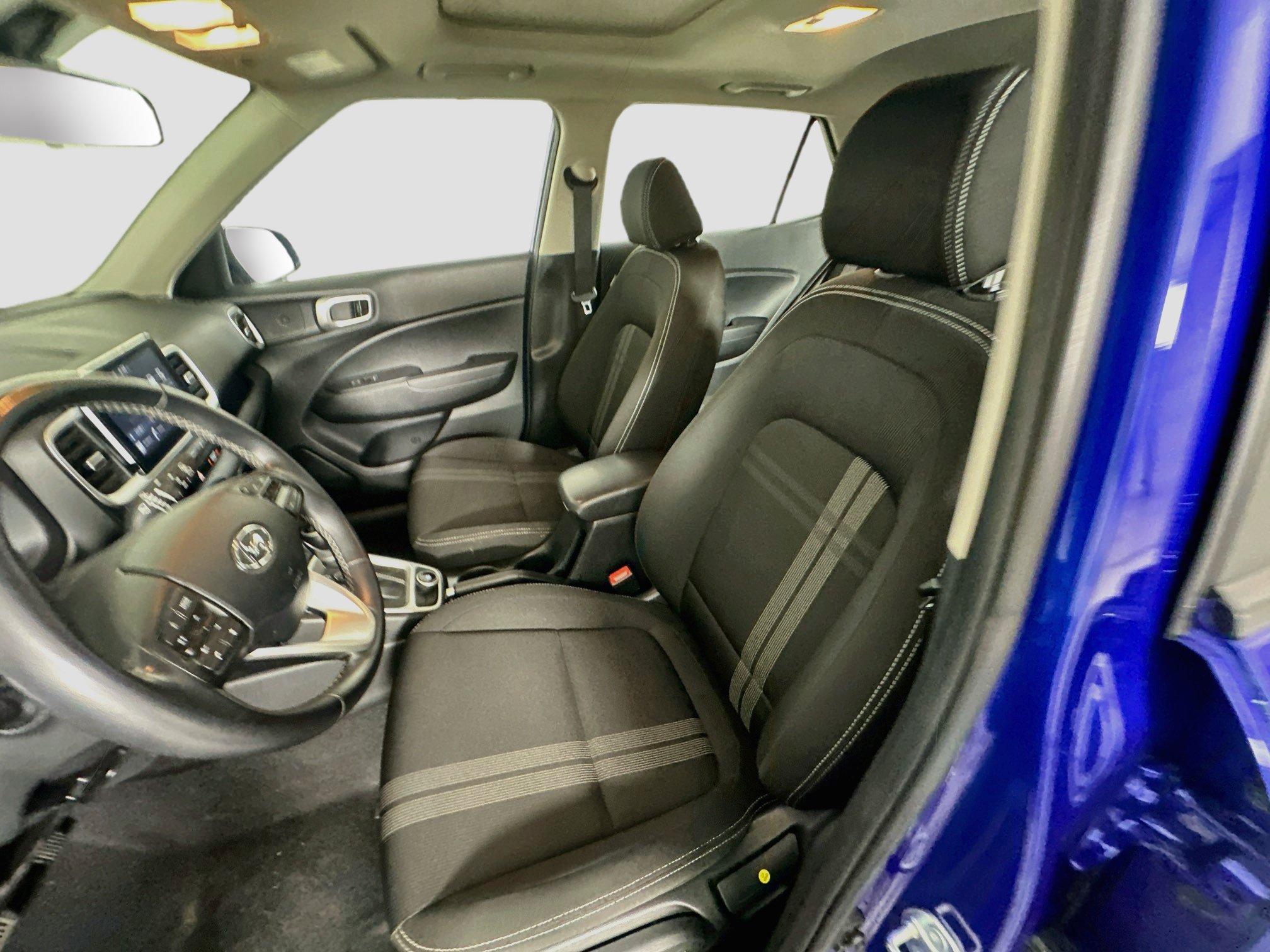 Used 2025 Hyundai Venue SEL FWD image 13