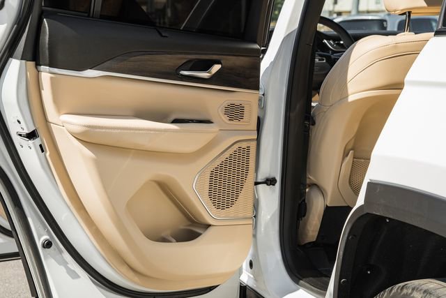 Used 2023 Jeep Grand Cherokee 4WD 4xe w/ Luxury Tech Group II image 40