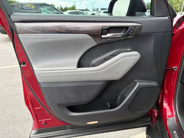 Used 2023 Toyota Highlander Limited FWD image 10