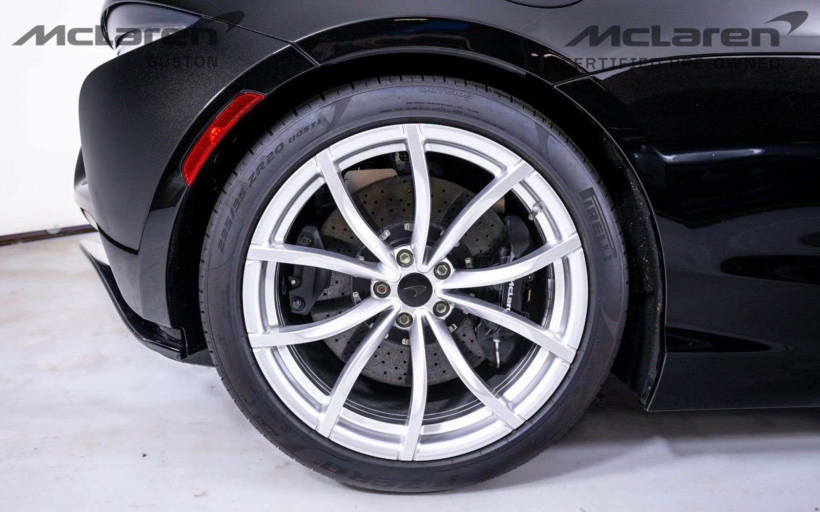 Used 2025 McLaren Artura Spider image 17
