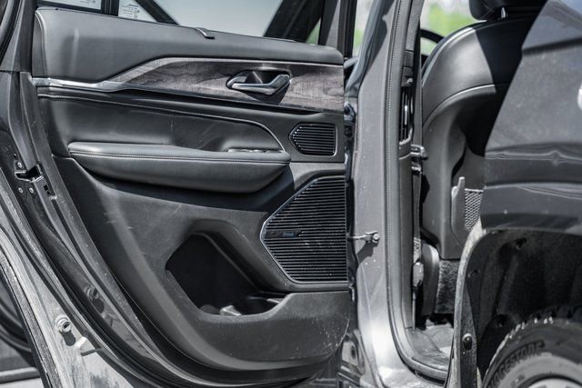 Used 2022 Jeep Grand Cherokee Overland w/ Luxury Tech Group IV image 37