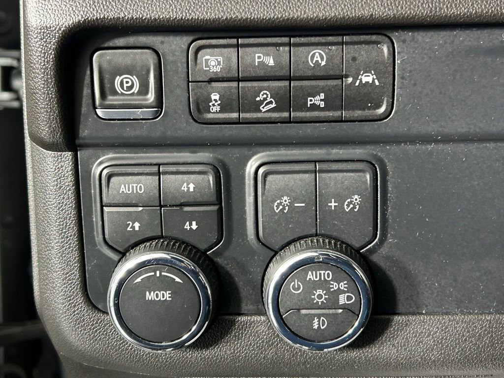 Used 2025 Chevrolet Suburban Z71 AWD/4WD image 33