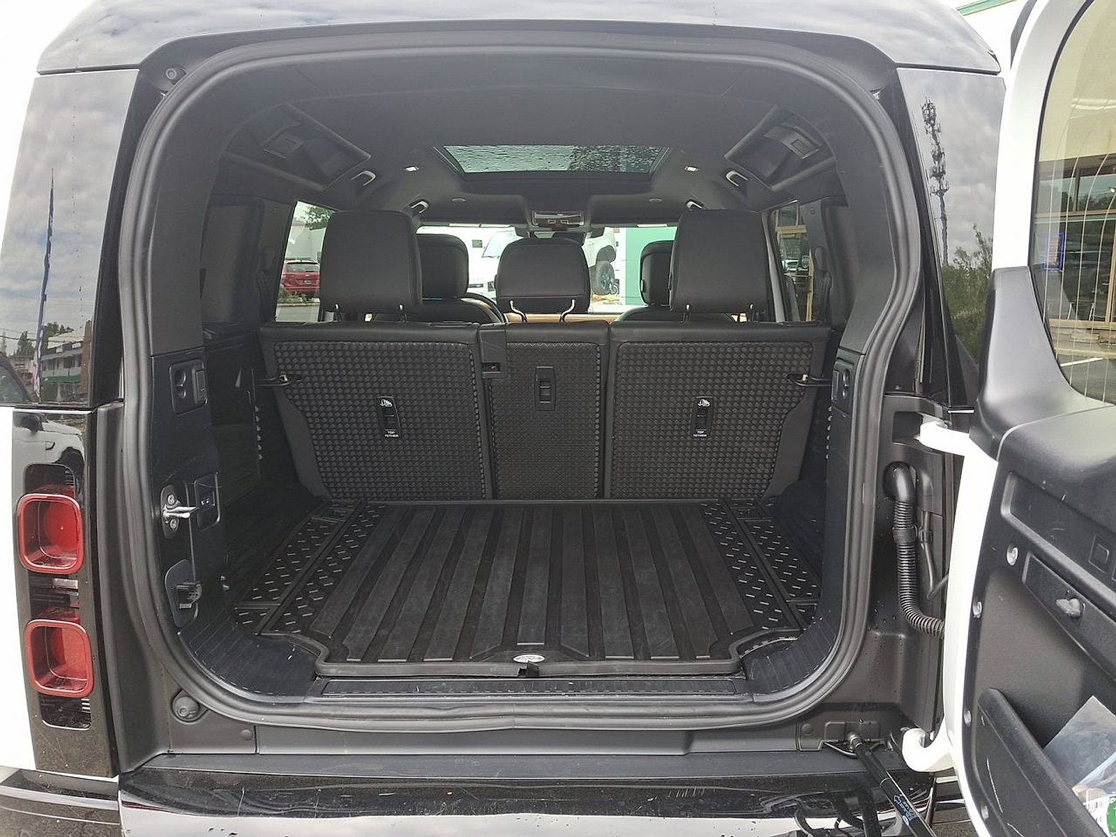 Used 2024 Land Rover Defender 110 X-Dynamic SE AWD/4WD image 29