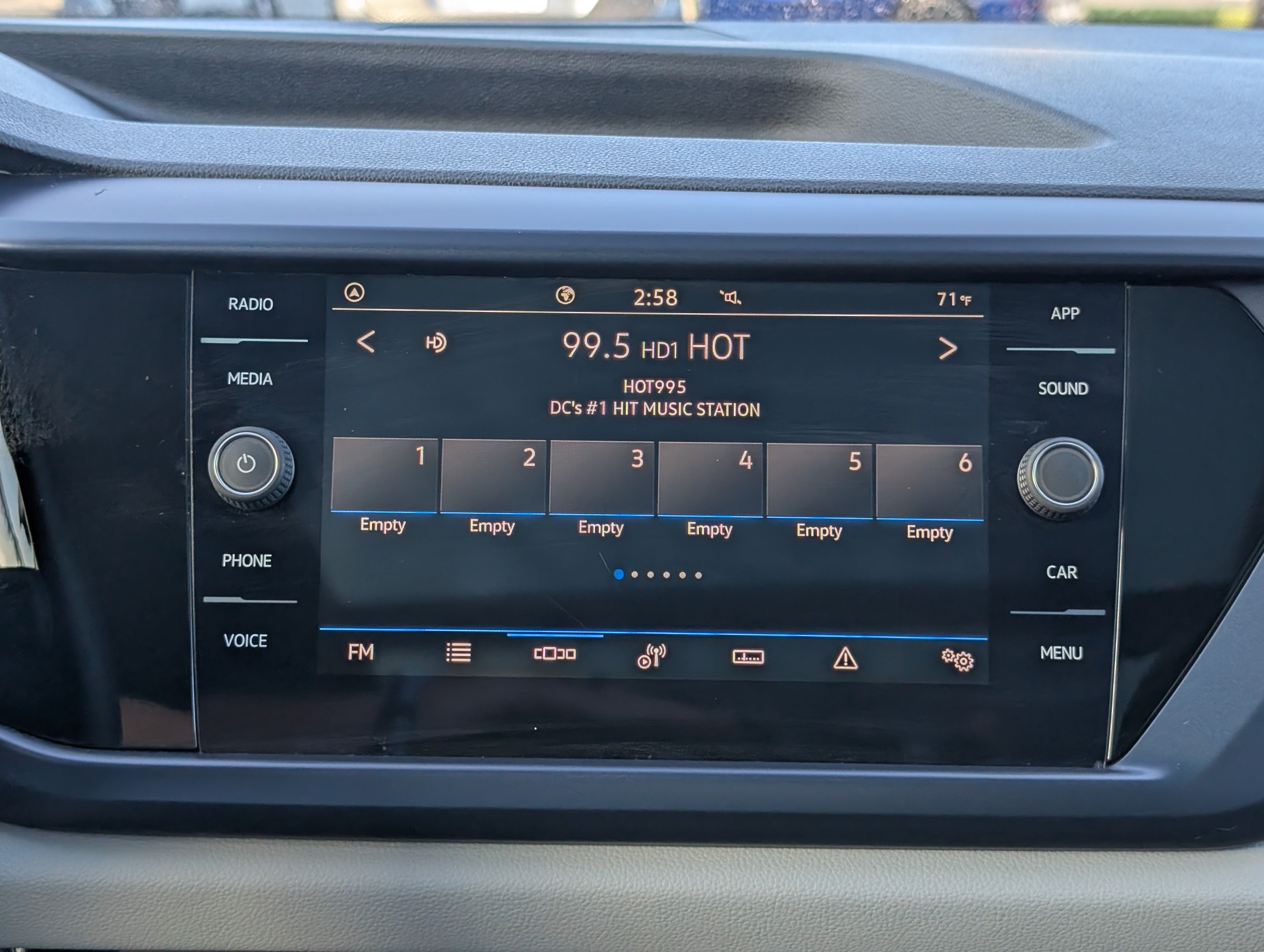Used 2022 Volkswagen Taos SE w/ Panoramic Sunroof Package FWD image 26