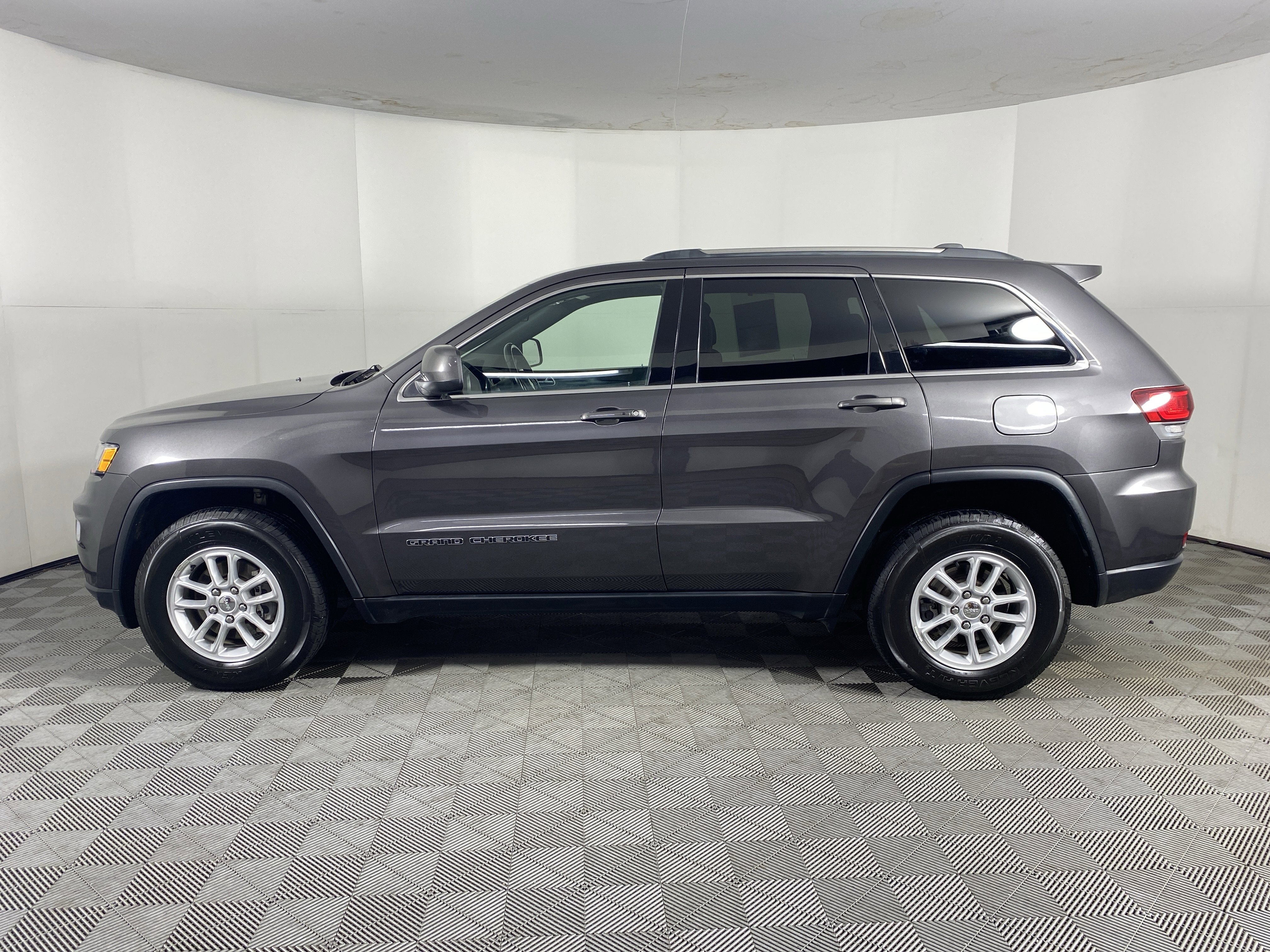 Used 2020 Jeep Grand Cherokee Laredo AWD/4WD image 9
