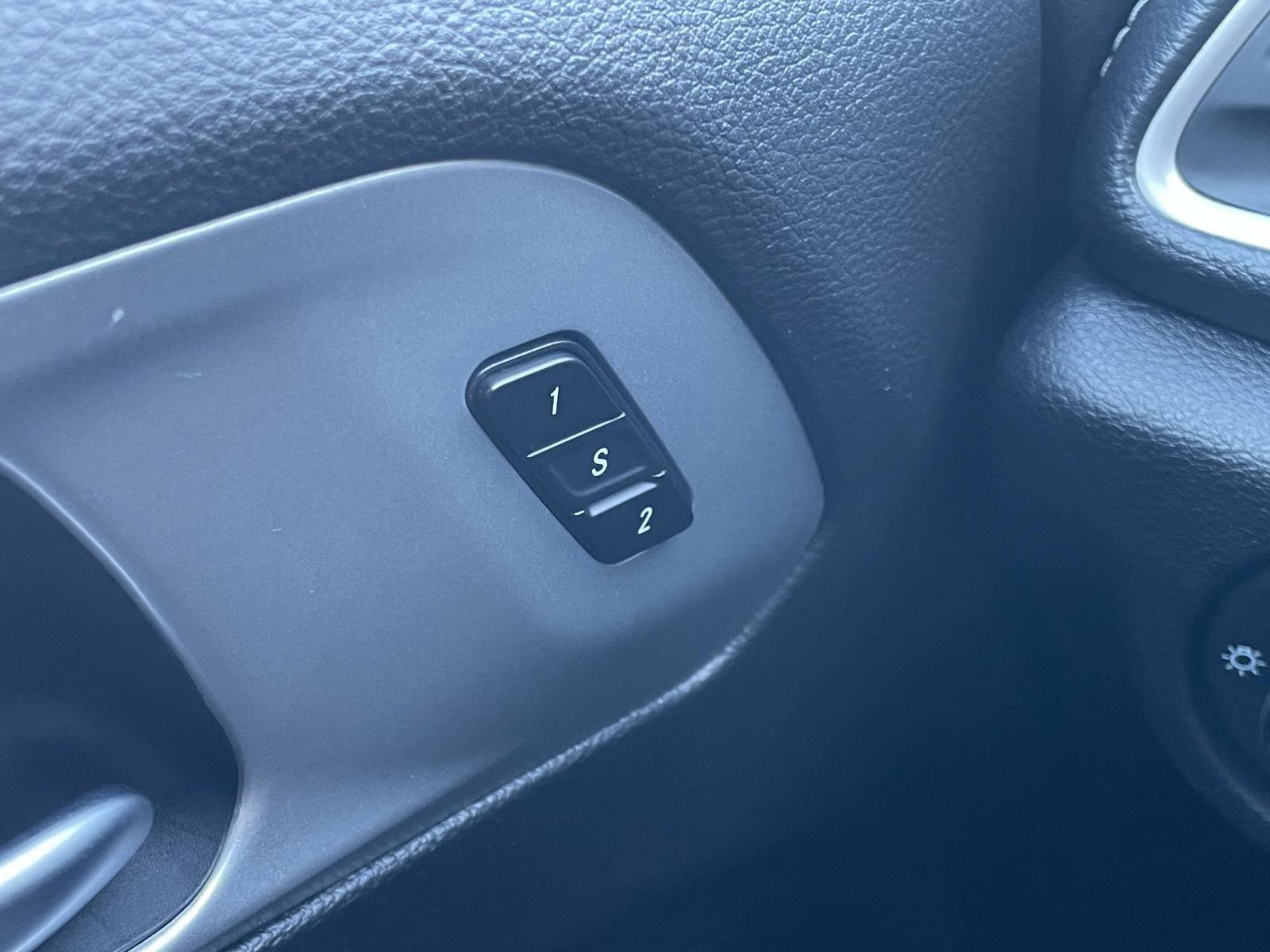 Certified 2024 Chrysler Pacifica Limited image 7