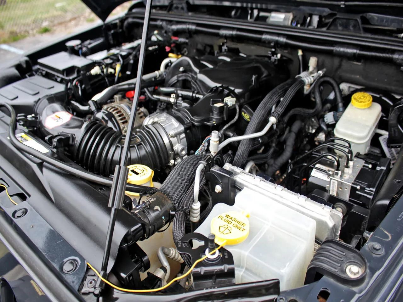 Used 2016 Jeep Wrangler Unlimited Rubicon w/ Connectivity Group image 40