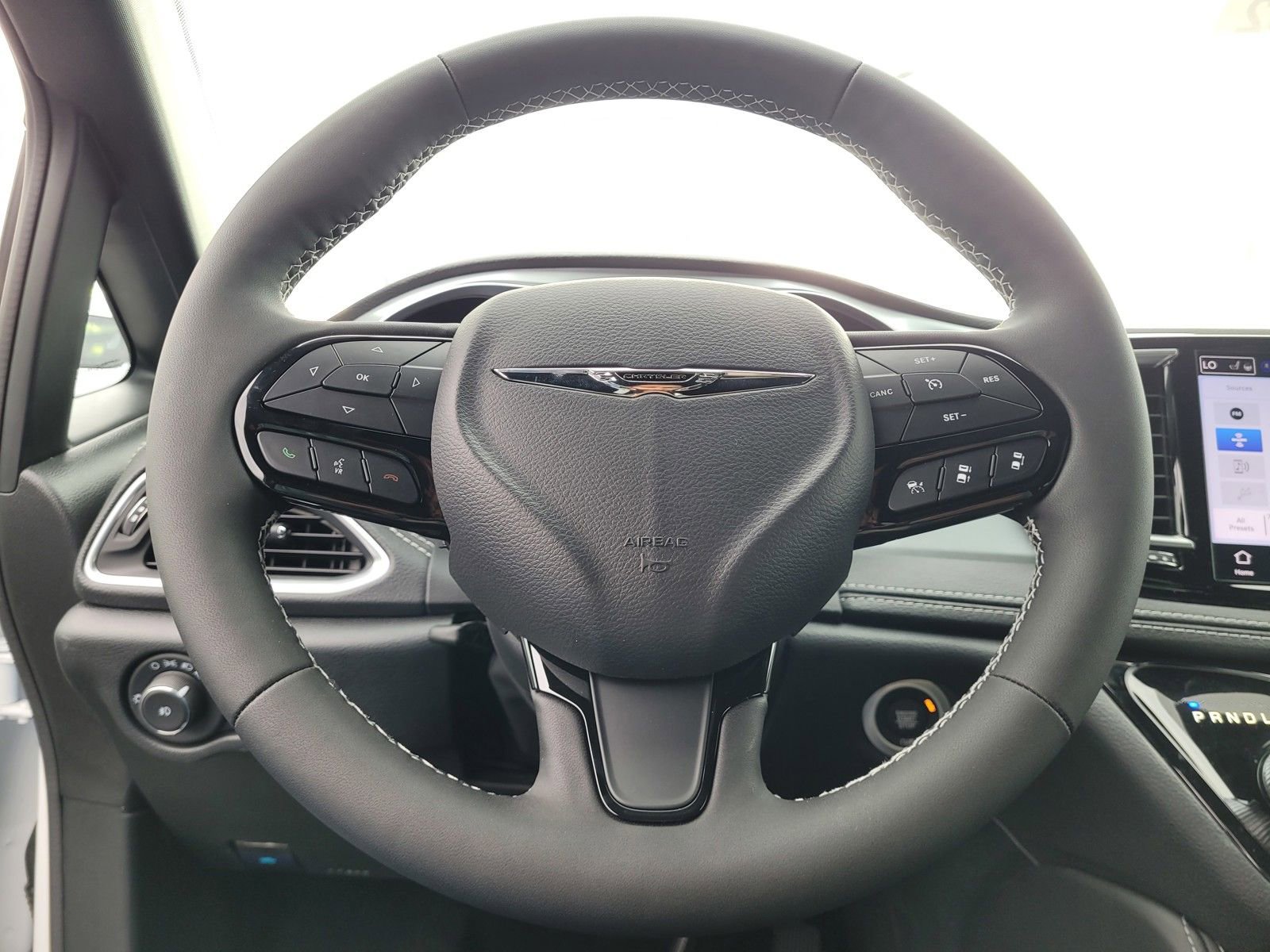 New 2026 Chrysler Pacifica Limited w/ Uconnect Theater Family Group image 22