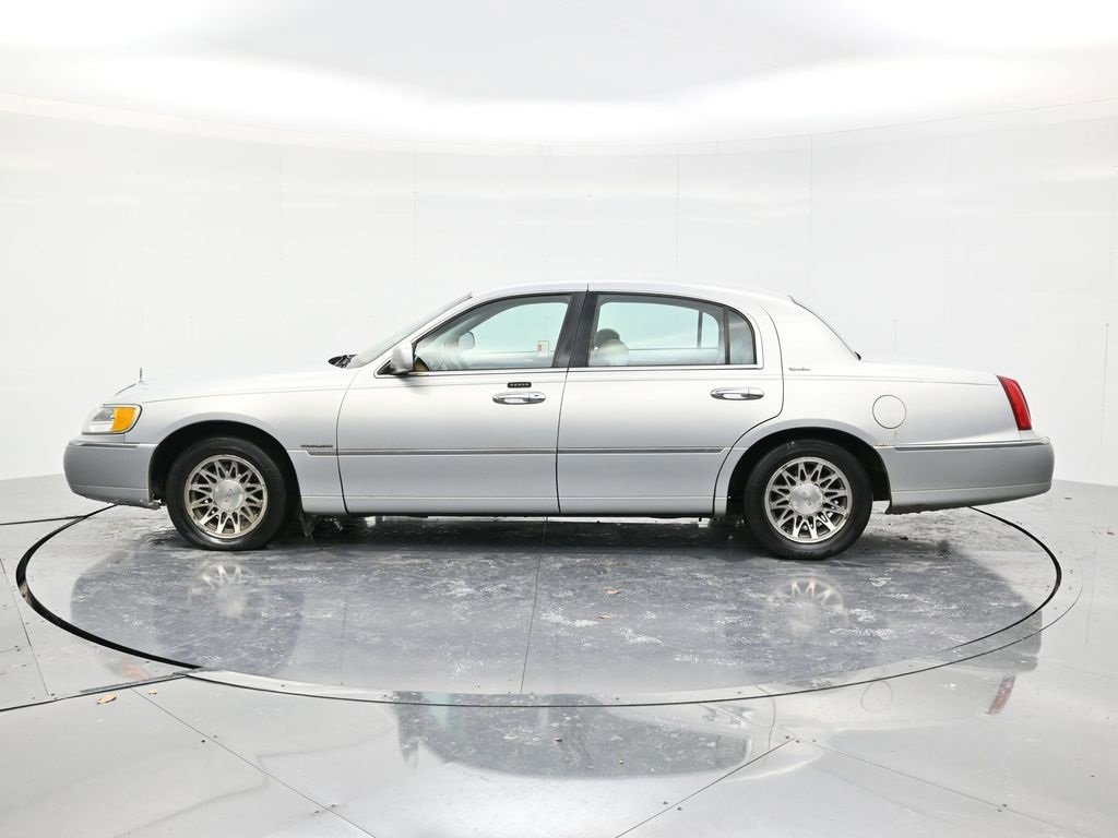 Used 2002 Lincoln Town Car Signature image 8