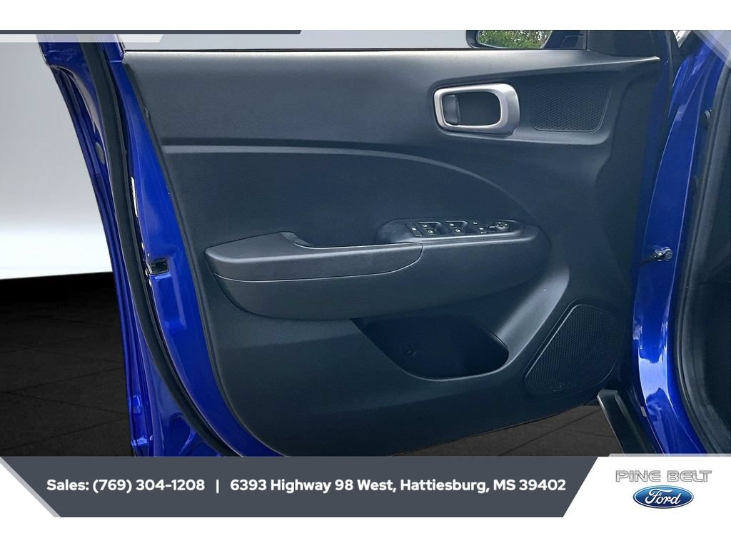 Used 2023 Hyundai Venue SEL FWD image 17