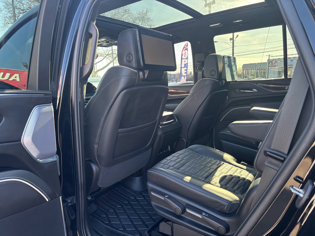 Used 2023 Cadillac Escalade Sport Platinum w/ LPO, ONYX Package AWD/4WD image 16