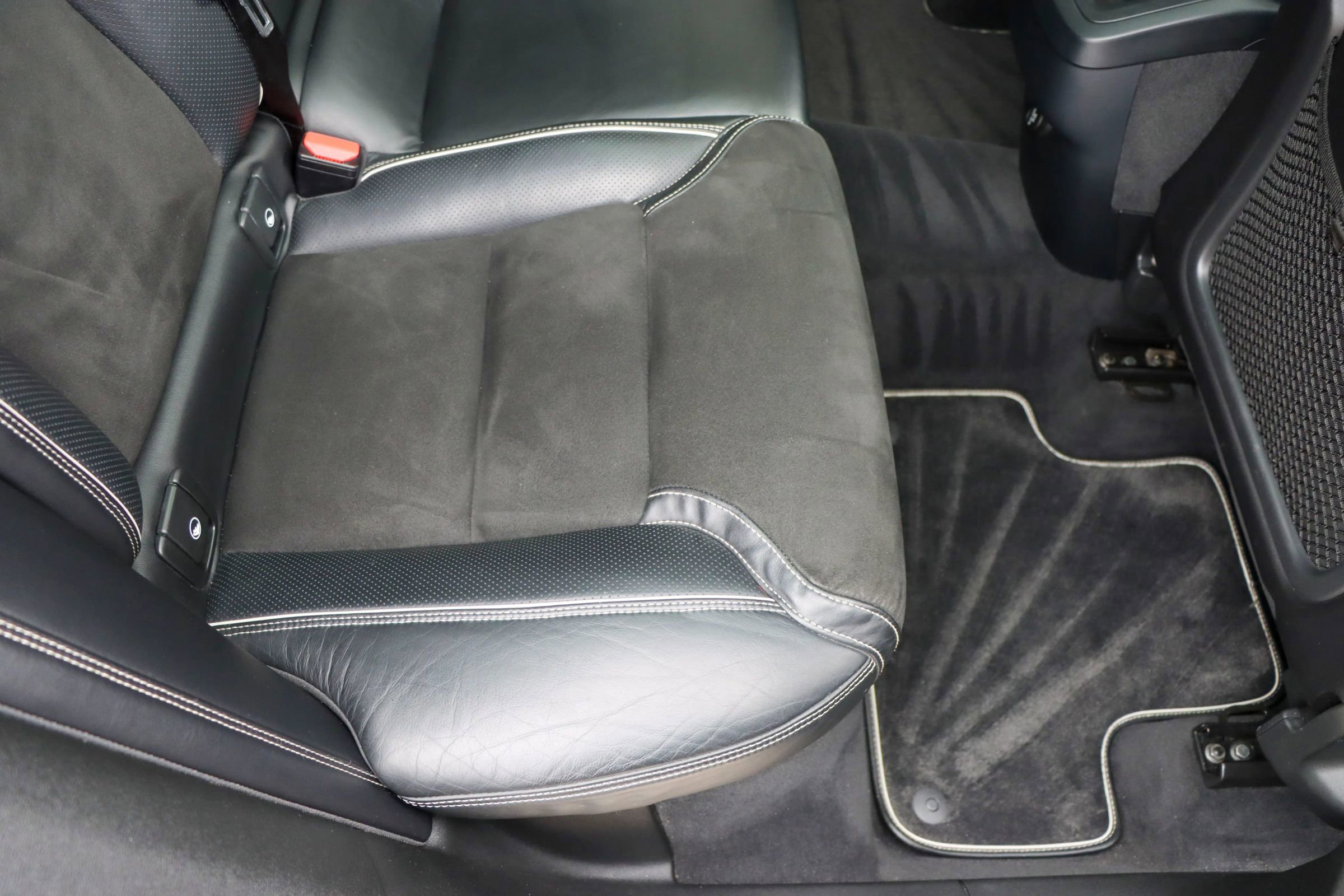 Used 2018 Volvo XC60 T6 R-Design w/ Convenience Package image 20