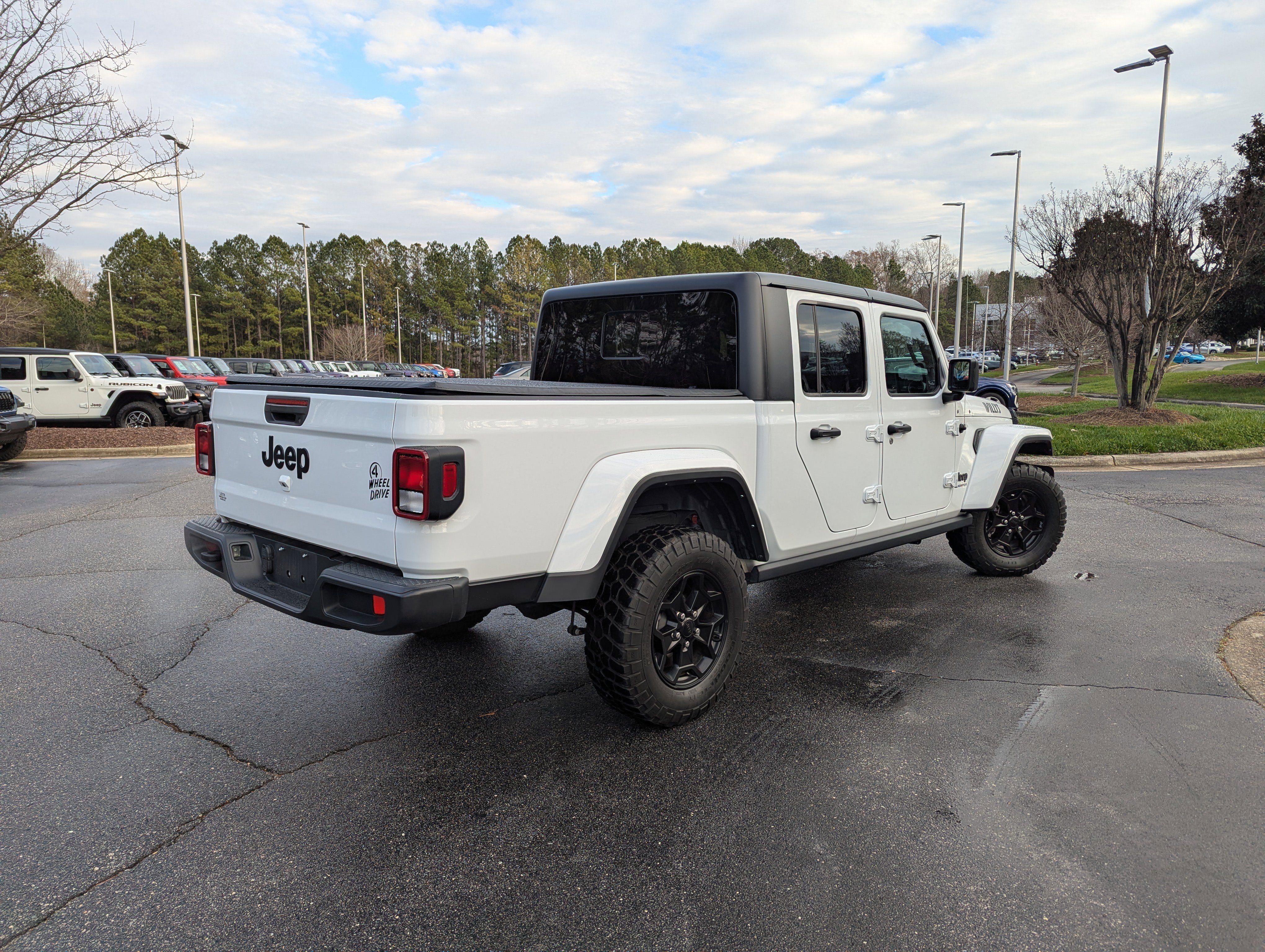 Used 2021 Jeep Gladiator Willys image 5