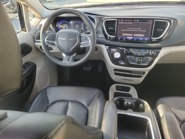 Used 2024 Chrysler Pacifica Touring-L FWD image 12