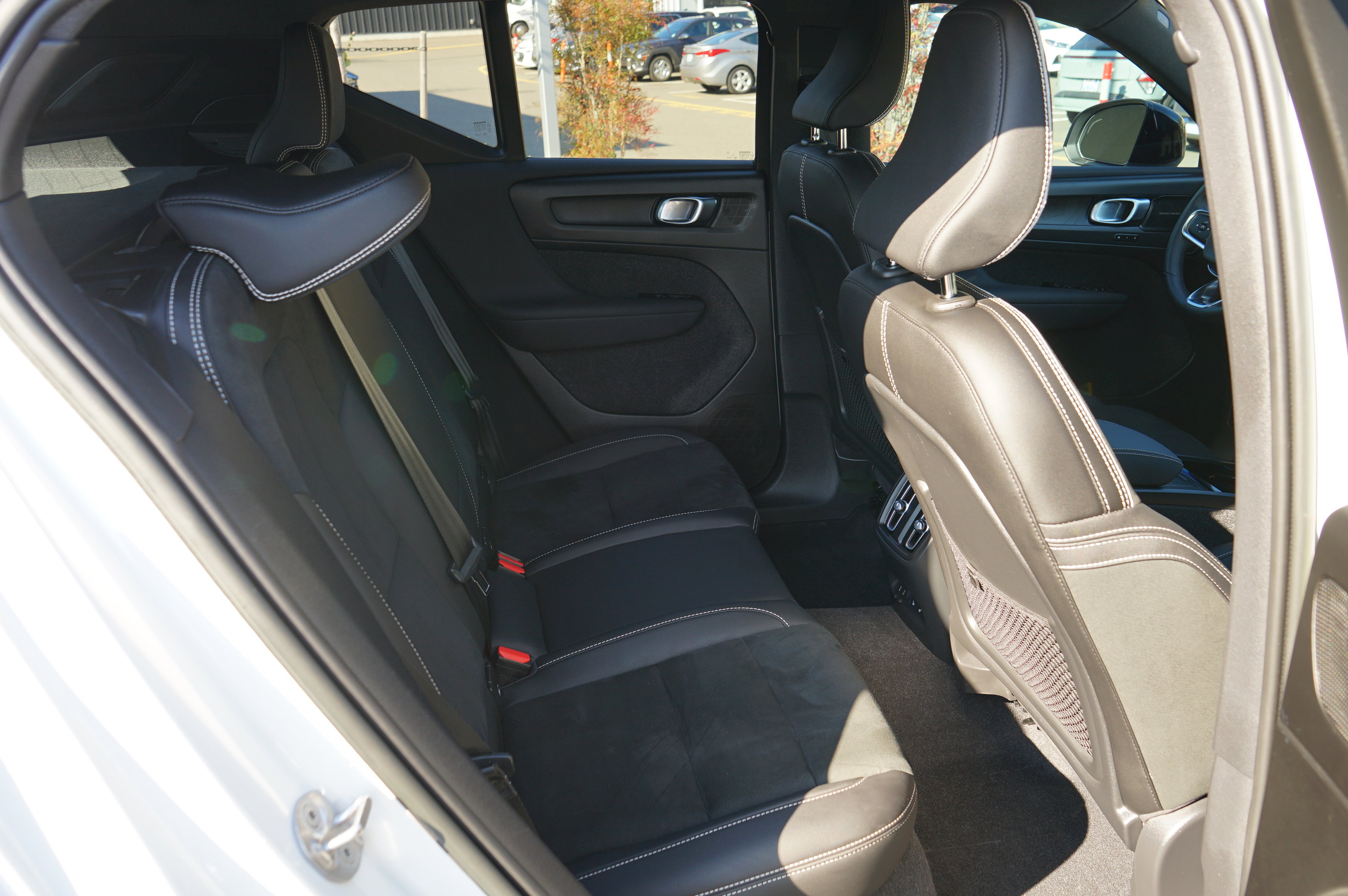 Used 2023 Volvo XC40 Recharge Ultimate image 36