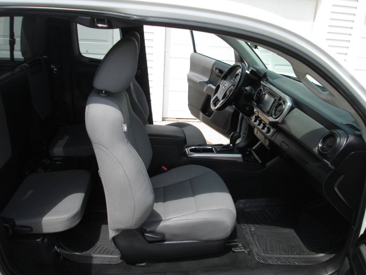 Used 2016 Toyota Tacoma SR5 AWD/4WD image 18