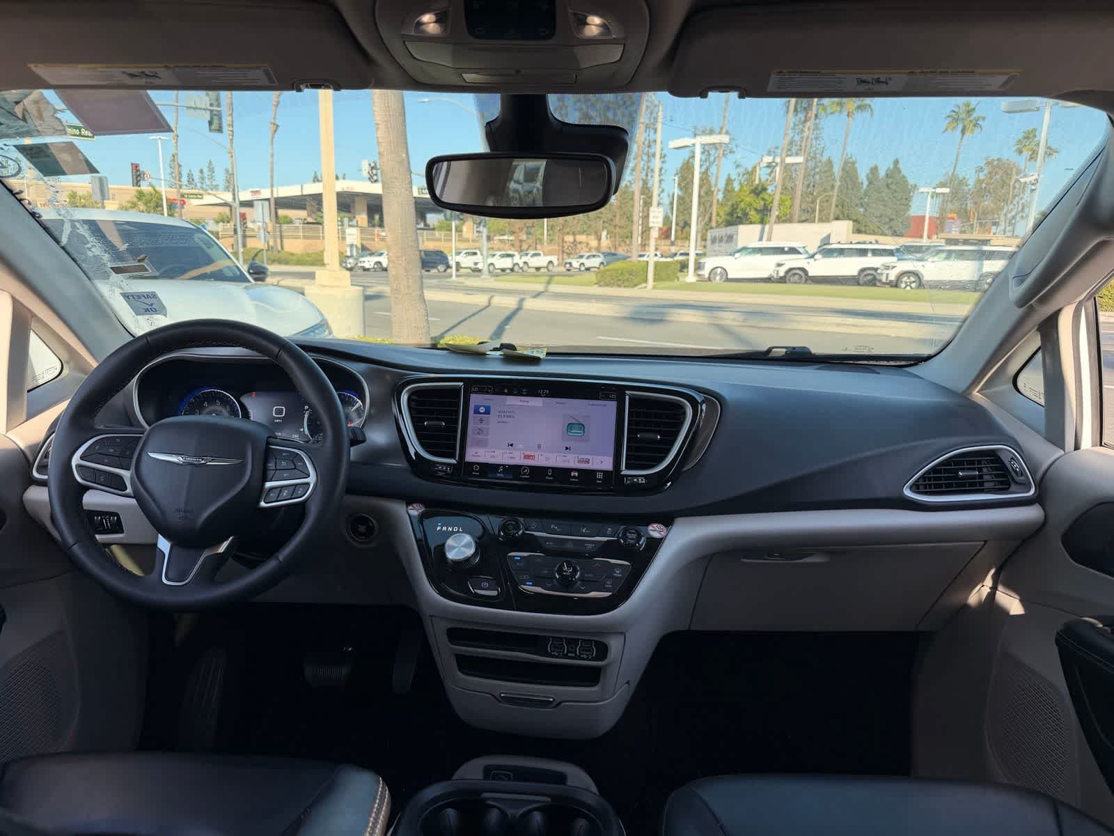 Used 2023 Chrysler Pacifica Touring-L FWD image 19