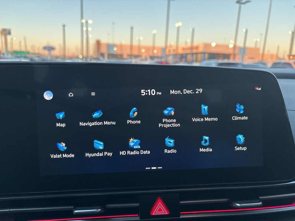 Certified 2023 Hyundai Elantra Limited w/ Preferred Accessory Package image 17