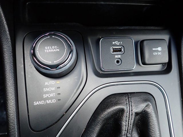 Used 2019 Jeep Cherokee Latitude Plus w/ Comfort/Convenience Group image 19