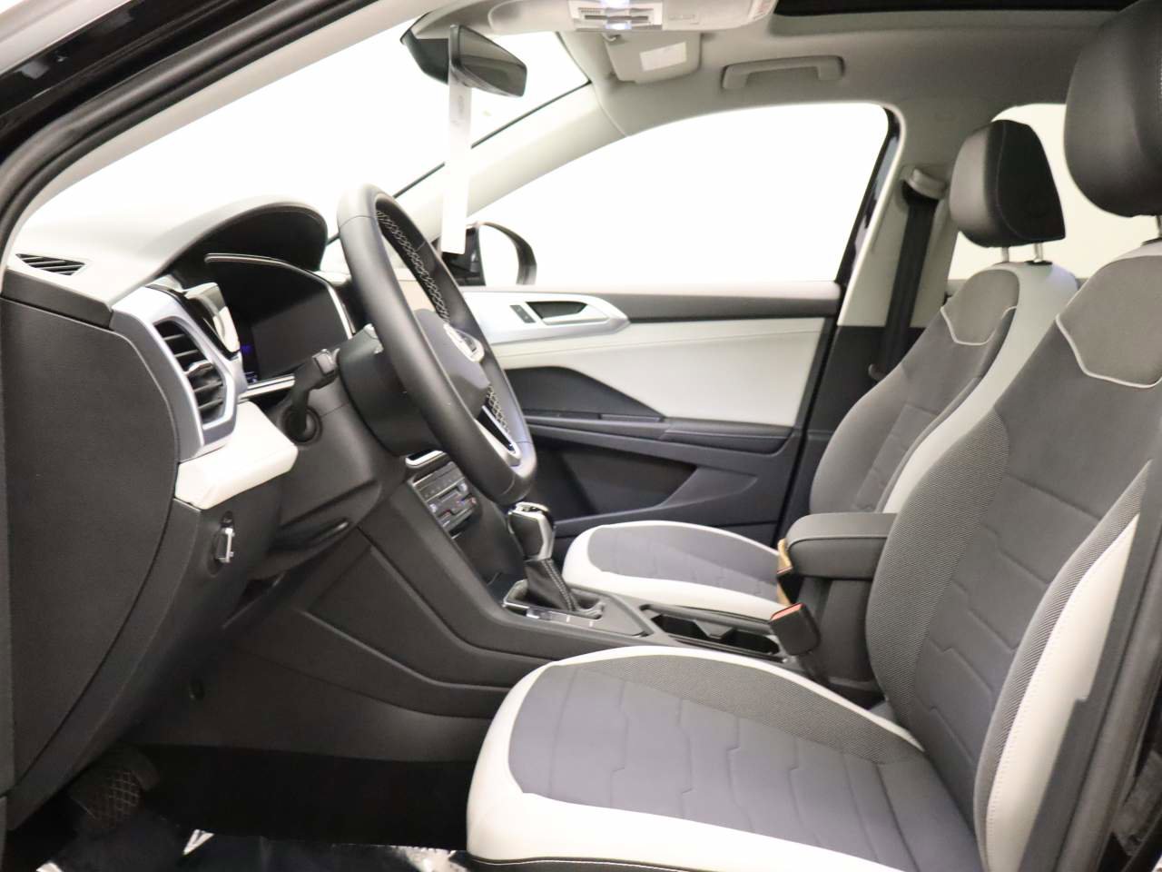 Certified 2025 Volkswagen Taos SE w/ Panoramic Sunroof Package image 16