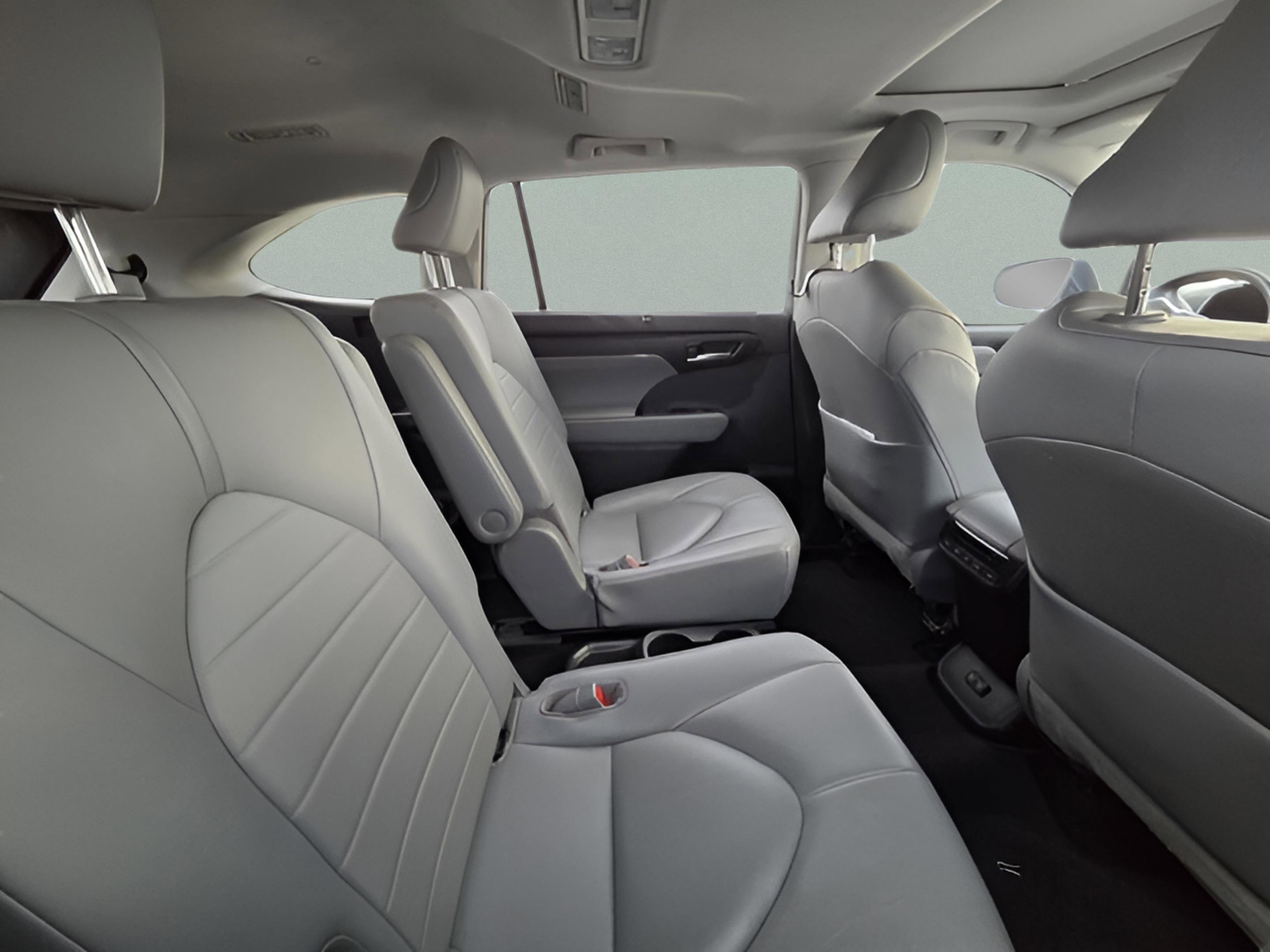 Used 2020 Toyota Highlander XLE image 16