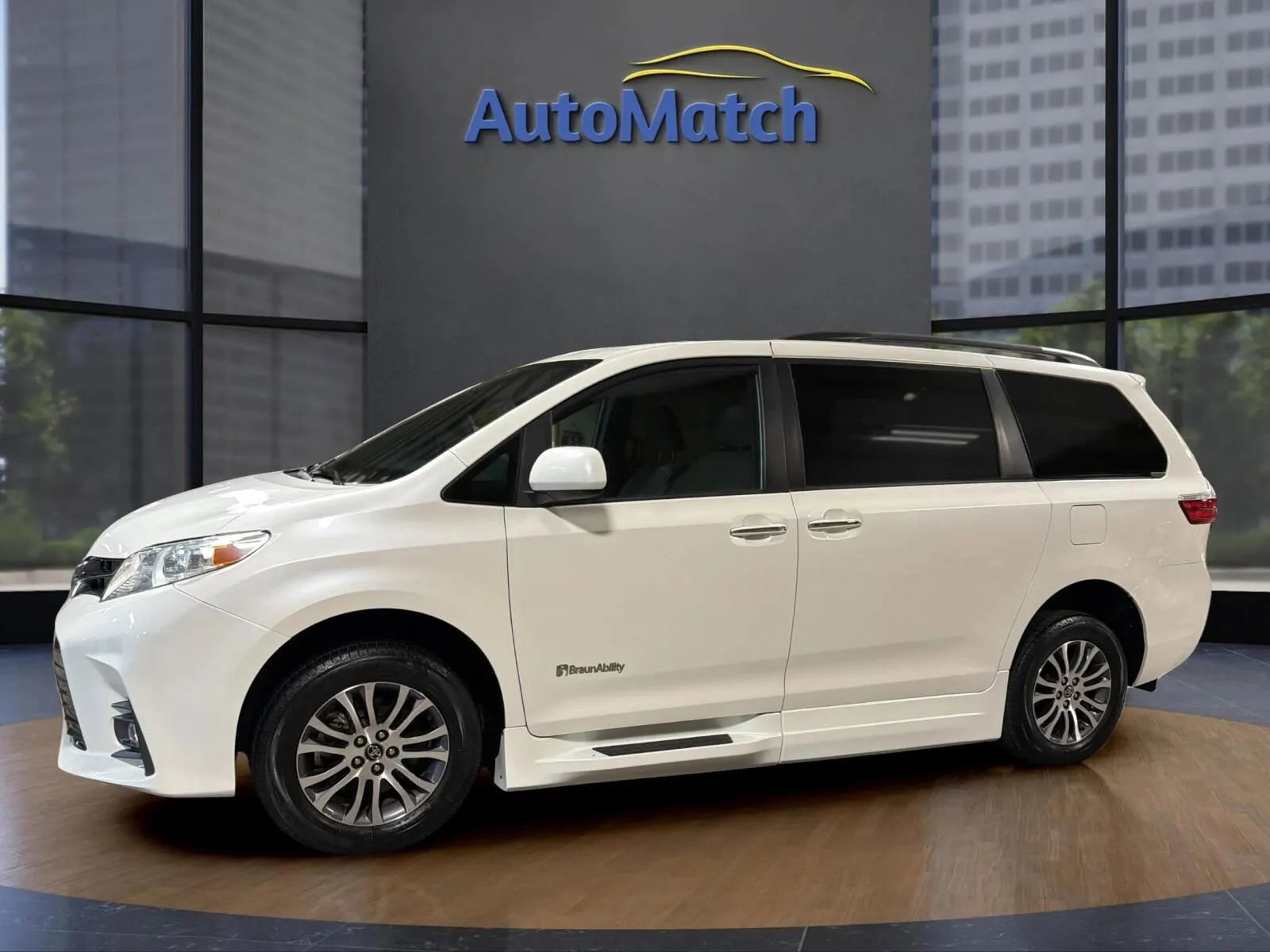 Used 2019 Toyota Sienna XLE w/ XLE Navigation Package FWD image 7