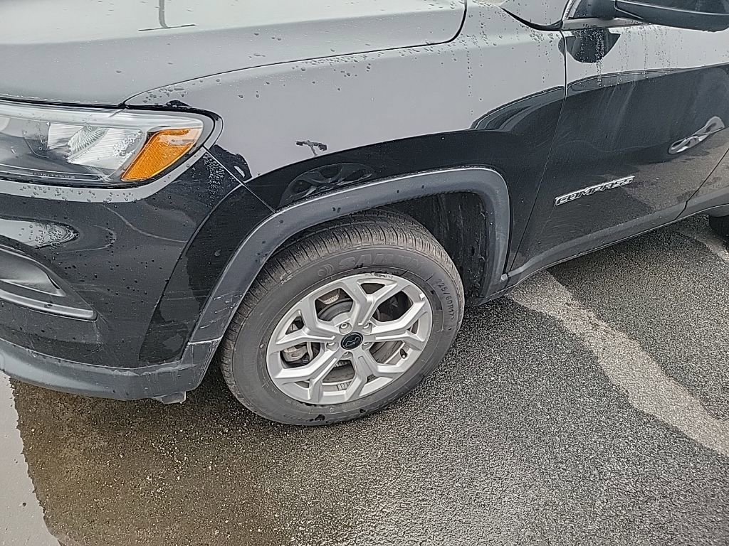 Used 2025 Jeep Compass Latitude w/ Sun & Sound Group image 2