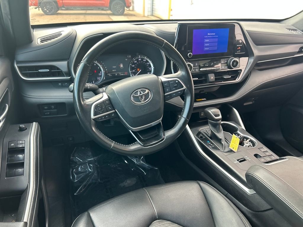 Used 2024 Toyota Highlander XSE image 2