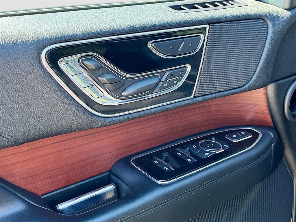 Used 2021 Lincoln Navigator Reserve image 16
