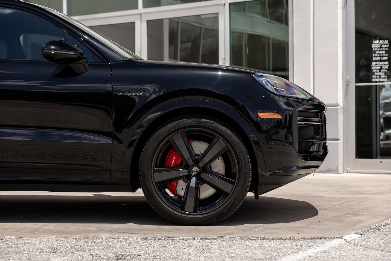 Used 2025 Porsche Cayenne Turbo AWD/4WD image 6