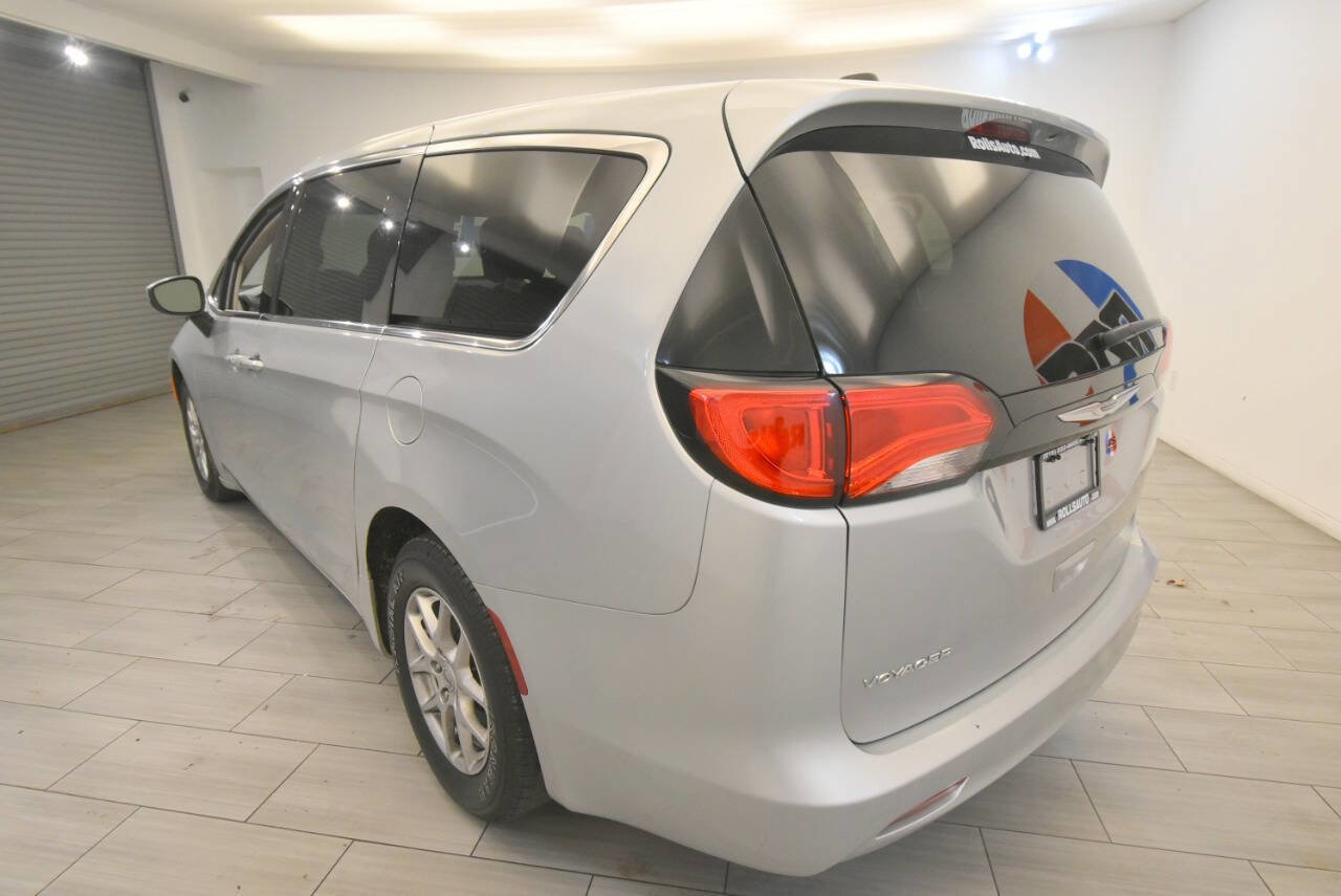 Used 2023 Chrysler Voyager LX FWD image 3