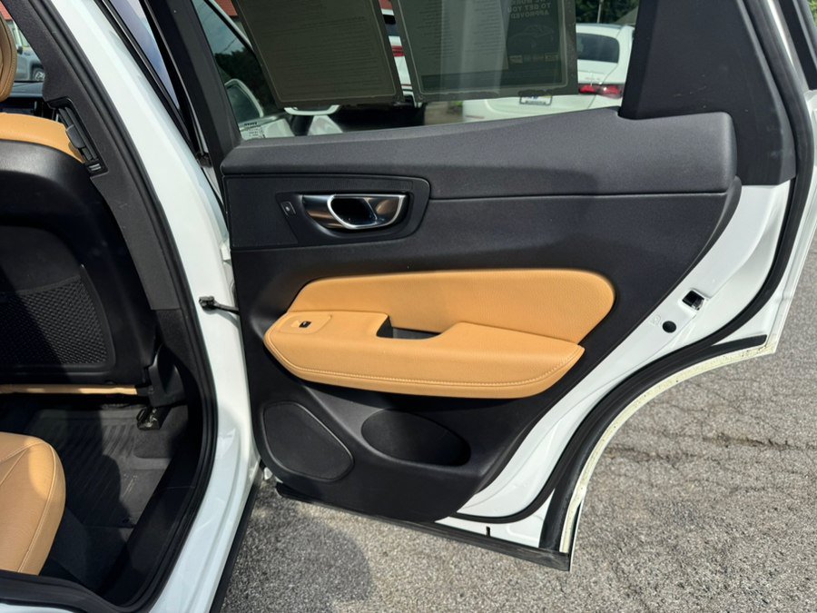 Used 2019 Volvo XC60 T6 Momentum w/ Multimedia Package AWD/4WD image 21