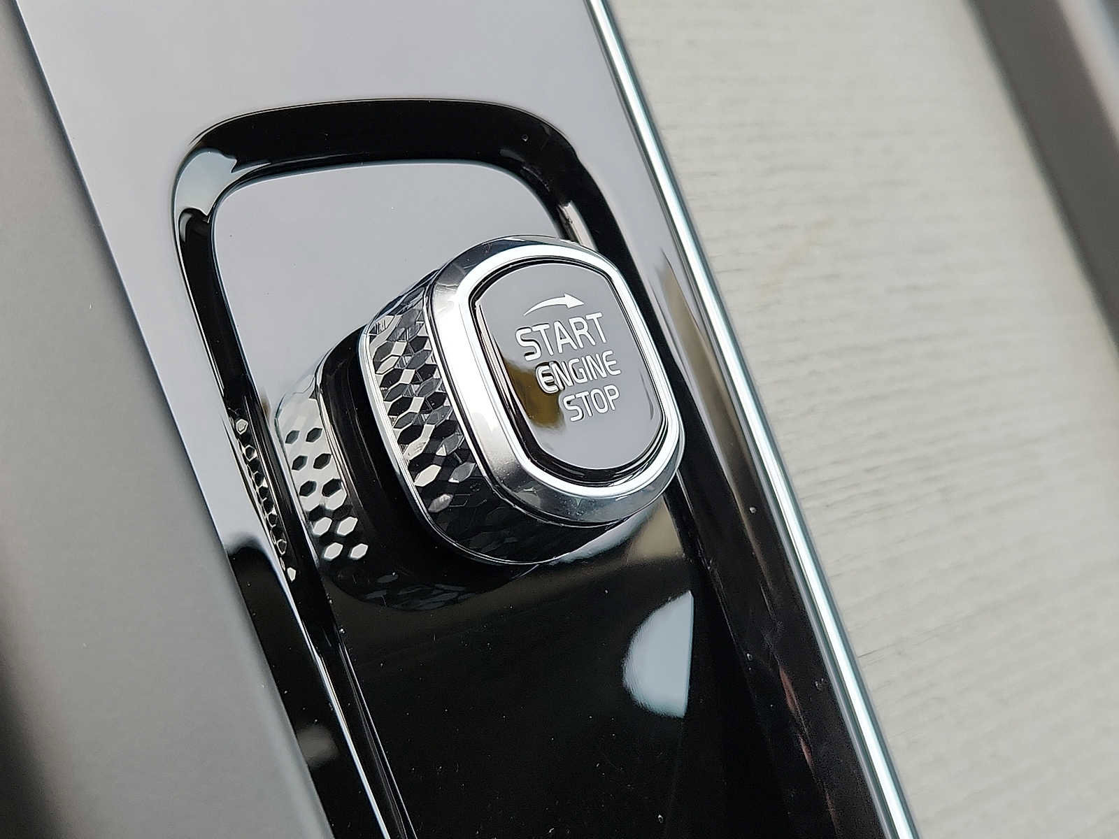 Used 2025 Volvo XC60 T8 Plus w/ Protection Package Premier image 23