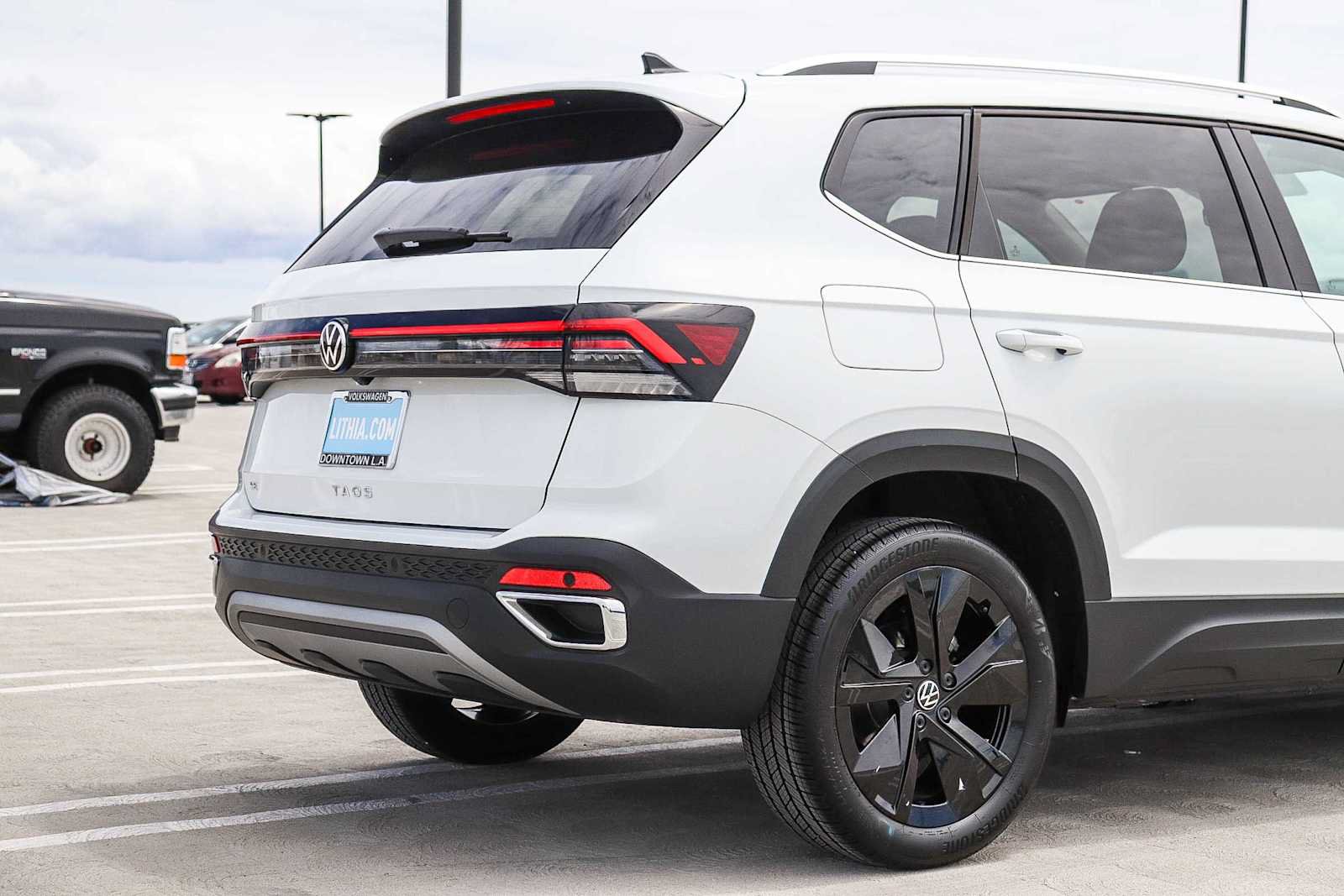 New 2025 Volkswagen Taos SE w/ Black Wheel Package FWD image 9