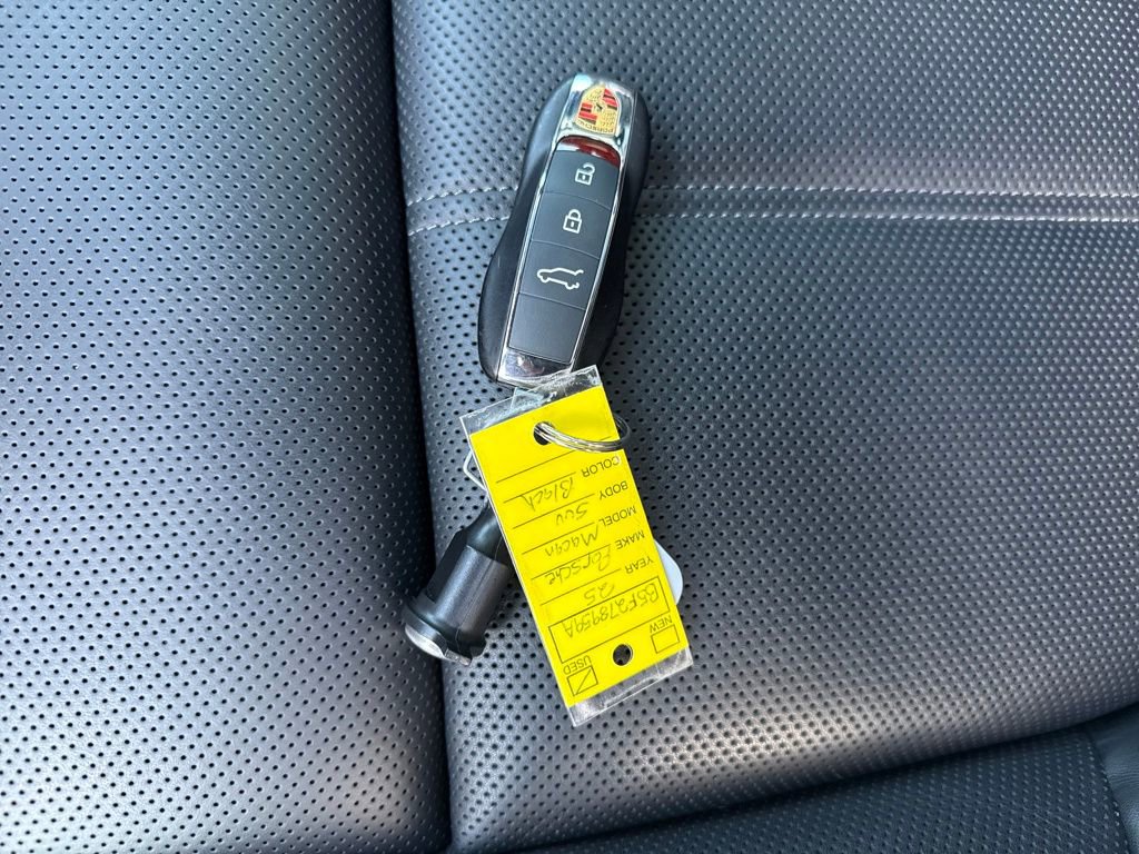 Used 2025 Porsche Macan Base image 29