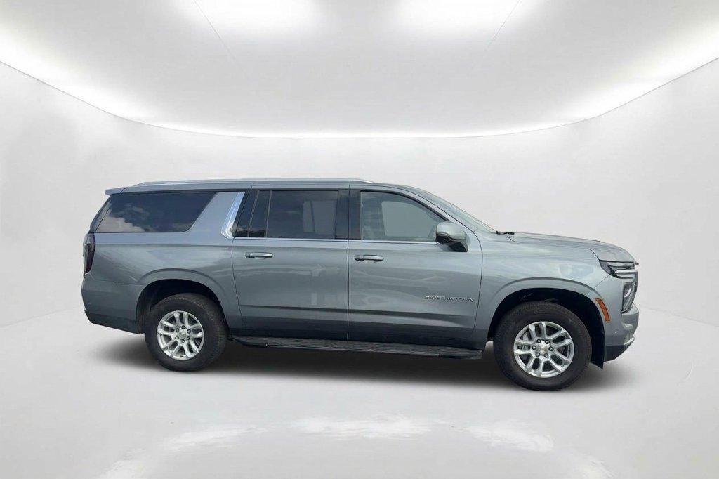 Used 2026 Chevrolet Suburban LT w/ Comfort Package AWD/4WD image 4