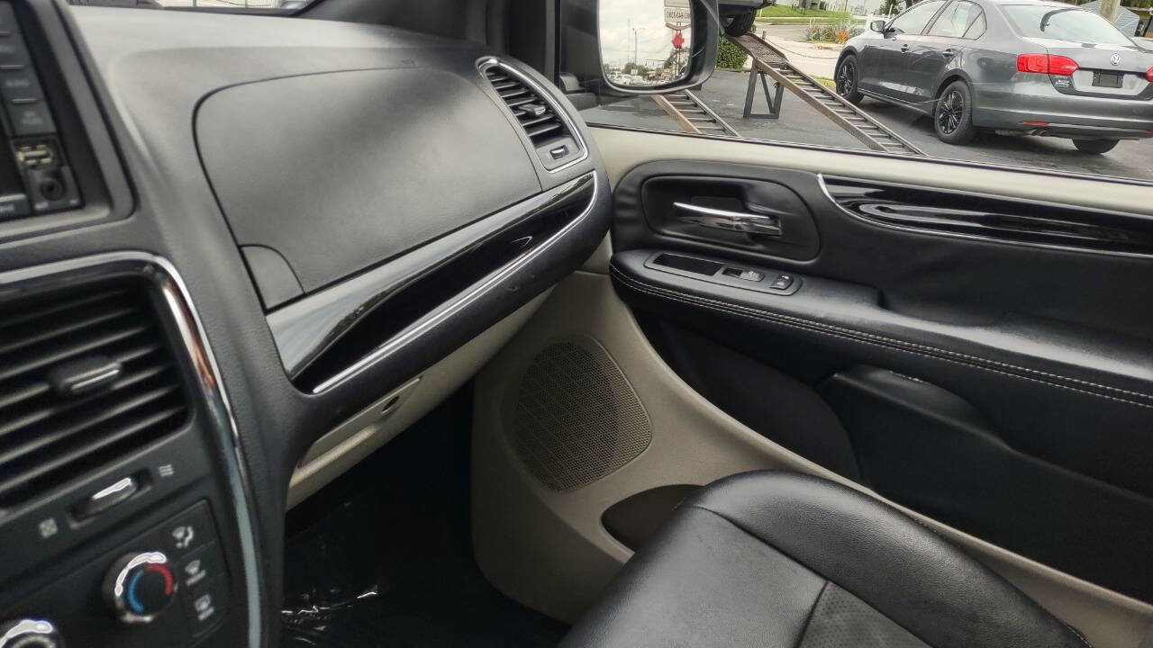 Used 2019 Dodge Grand Caravan SXT image 28