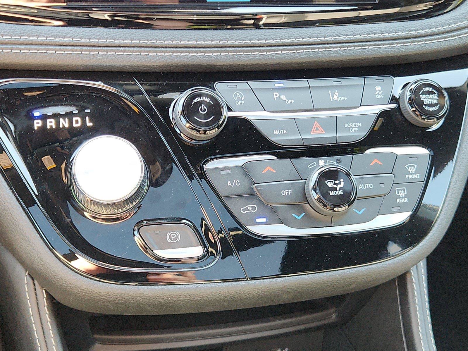 Used 2027 Chrysler Pacifica Limited FWD image 27